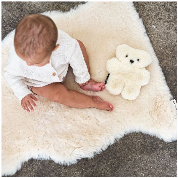 Tapis de jeu en peau de mouton Wrigglemat - Milk