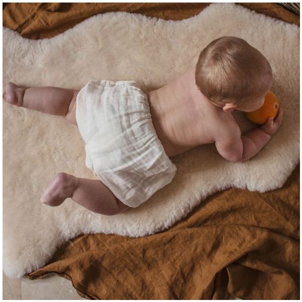Tapis de jeu en peau de mouton Wrigglemat - Milk