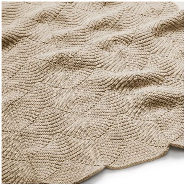 Couverture bébé en tricot festonnée - Amande