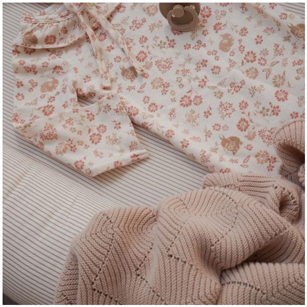 Couverture bébé en tricot festonnée - Amande