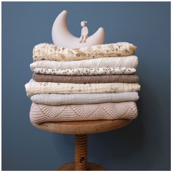 Couverture bébé en tricot festonnée - Amande