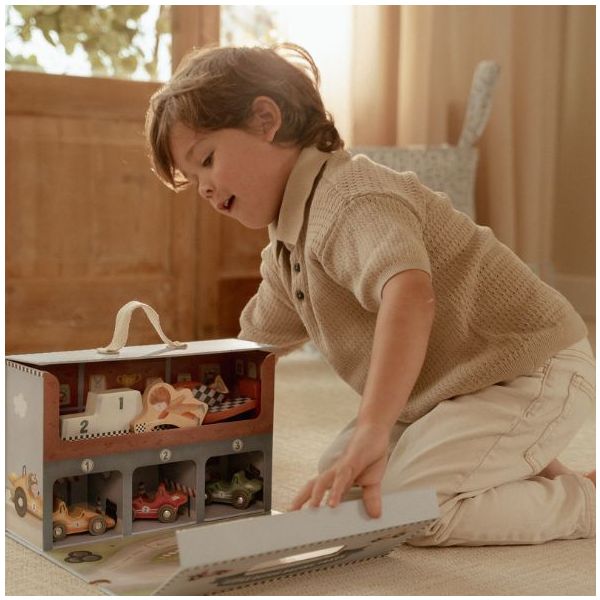 Circuit de voitures de course en bois