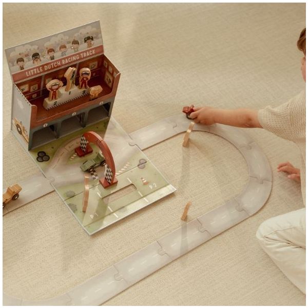 Circuit de voitures de course en bois