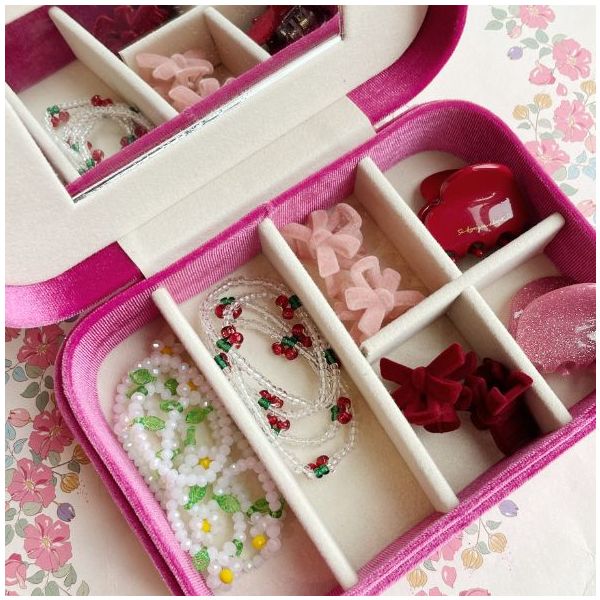 Boîte avec bijoux & accessoires cheveux Bella - Velours Rose