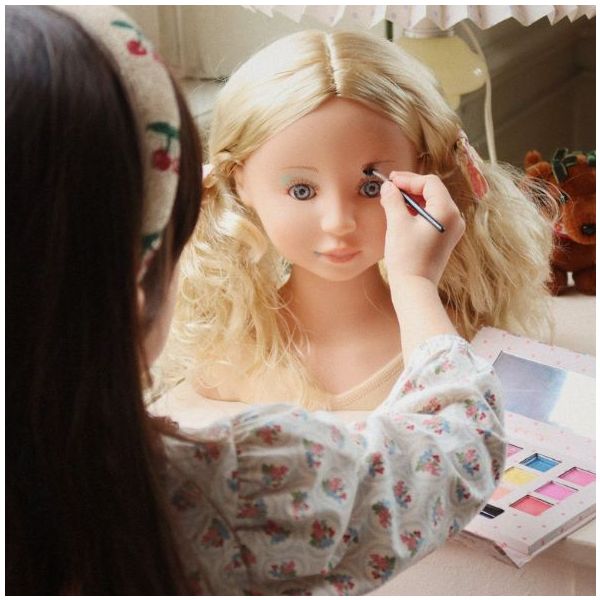 Poupée à coiffer & maquiller Lili