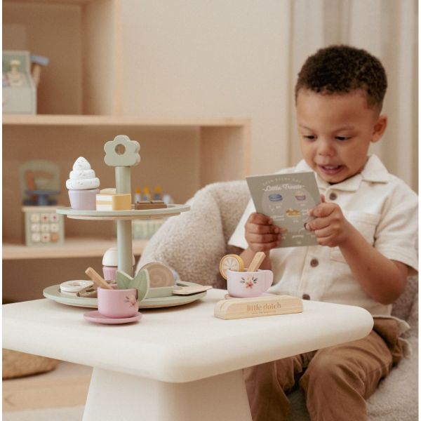Display stand with pastries