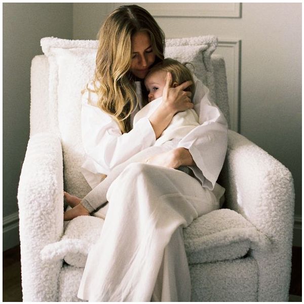 Fauteuil d’allaitement pivotant et inclinable manuel Flynn - Effet peau de mouton Nuage