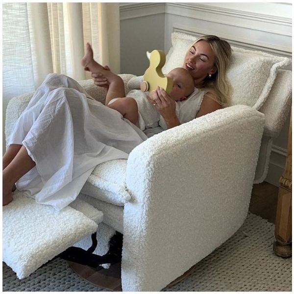 Fauteuil d’allaitement pivotant et inclinable manuel Flynn - Effet peau de mouton Nuage