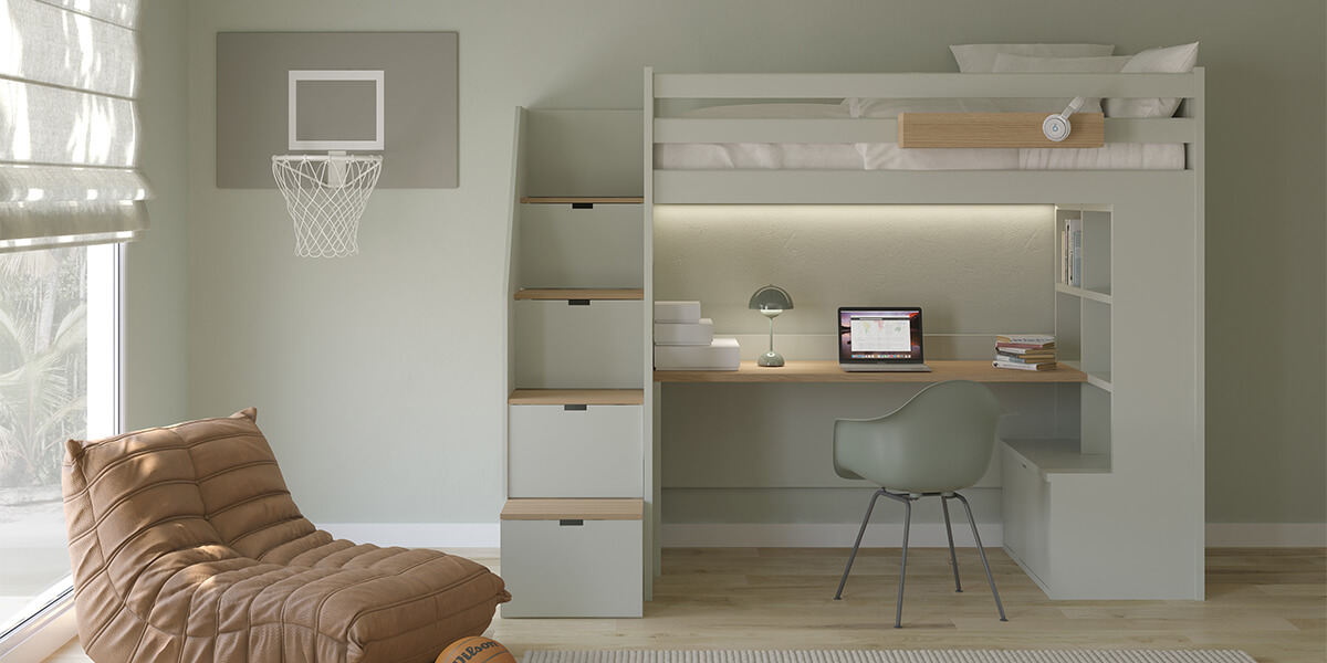 Muba - Asoral - Lit mezzanine All-in-One XL en coloris Eucalyptus. Tablette de bureau, boite suspendue et dessus des marches en Chêne Pancake. 