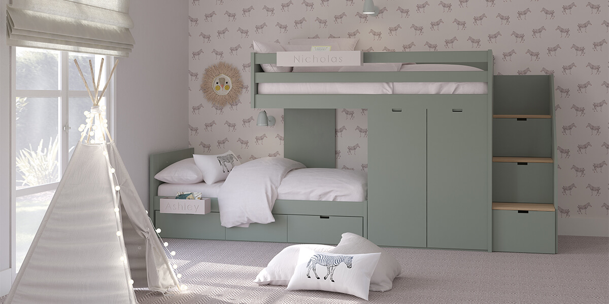 Muba - Asoral - Lit train et lit simple Nido en coloris Moss, boites suspendues en coloris Sable. Dessus des marches en Chêne Pancake.